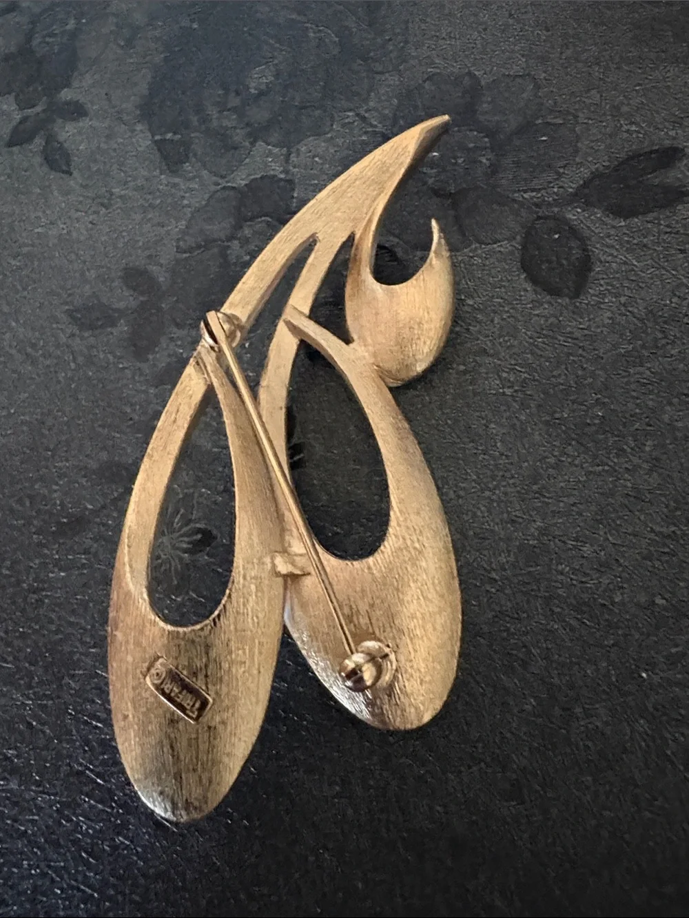 TRIFARI 60s VINTAGE ENAMEL WHIMSICAL WHITE CREAM BRUSHED GOLD-TONE 3